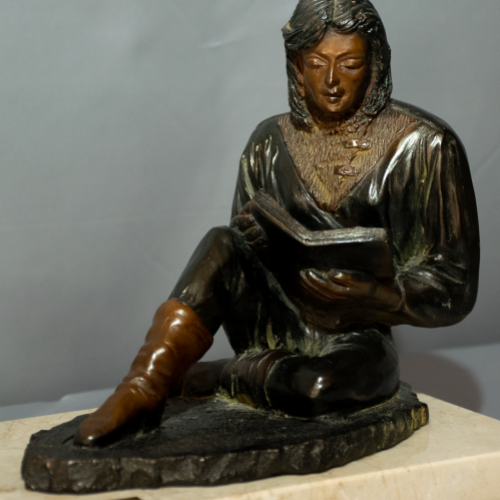 Figura Mujer Leyendo