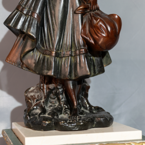 Figura Chica con el Reloj